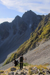 北アルプス、ザイテングラートから望む前穂高岳と登山者