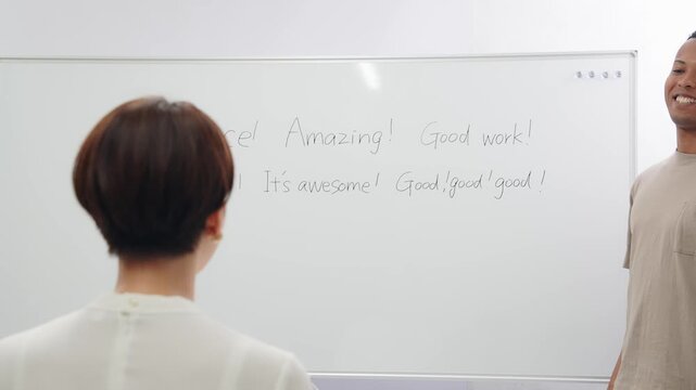 英語をレッスンする黒人男性教師