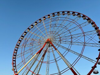 Fototapeta premium ferris wheel on a blue sky