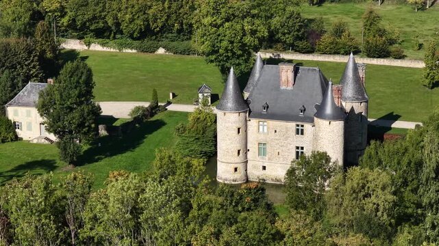 Vue a&eacute;rienne du ch&acirc;teau de Landreville, une ancienne maison forte du XVIe si&egrave;cle, qui se dresse sur la commune fran&ccedil;aise de Bayonville dans le d&eacute;partement des Ardennes