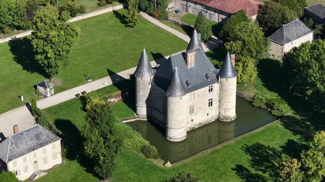 Vue a&eacute;rienne du ch&acirc;teau de Landreville, une ancienne maison forte du XVIe si&egrave;cle, qui se dresse sur la commune fran&ccedil;aise de Bayonville dans le d&eacute;partement des Ardennes
