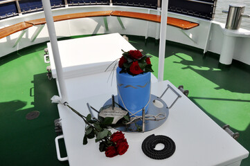 Urnenbestattung au&szlig;erhalb der 3 Meilen Zone #Seebestattung mit der Ausfahrt. 