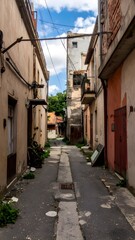 Obraz premium Narrow urban alley between old residential buildings