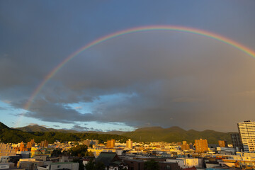 街中の虹