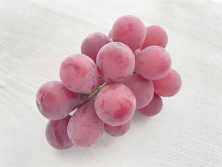 長野県産クイーンニーナ（ぶどう）白木のテーブル背景	
