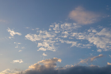 薄く小さい雲がある秋の夕焼けに近い空