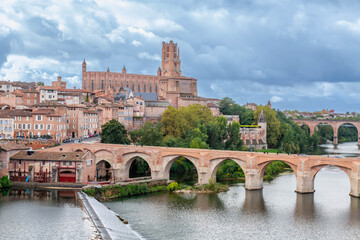 Albi Cathedral and the Pont Vieux in autumn, in the Tarn region of Occitanie, France © FredP