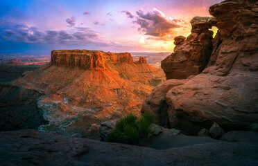 Fototapeta premium sunset at grand view point overlook near moab in canyonlands island in the sky in utah, usa
