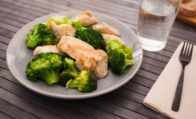 chicken breast with broccoli on plate for healthy breakfast