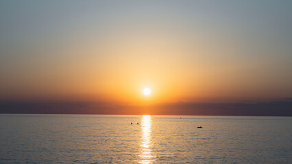 Fototapeta premium serene golden sunset over the sea