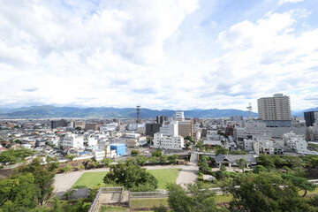 Obraz premium 甲府城跡から望む甲府市街と山並みの景色