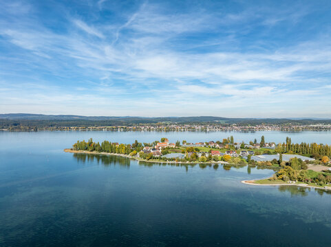Luftbild von der Insel Reichenau im Bodensee mit dem Ortsteil Niederzell