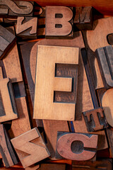 Alte Drucklettern aus Holz. Benutzt, teilweise mit alten Farbresten und Kratzern