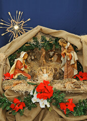 Presepe di Gesù Bambino con Stella Cometa Artigianale e Stelle di Natale Rosse 0025