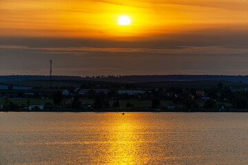 Orange gefärbter Himmel beim Sonneuntergang bei Aseleben am Süßen See