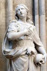 Obraz premium Bayeux cathedral. Sculpture of Mary Magdalene holding a skull. Bayeux. France. Bayeux. France.