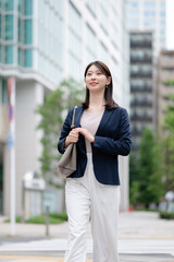 Fototapeta premium 屋外を歩くビジネスウーマン