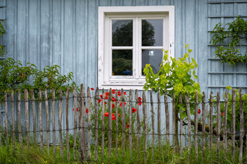 Hauswand mit Staketenzaun