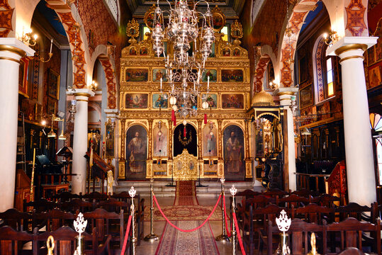 Innenansicht der St. Spiridon Kirche in der Altstadt von Korfu, Griechenland