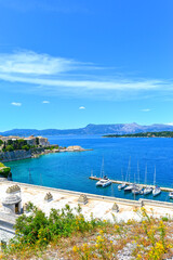 Obraz premium Mandraki Marina auf Korfu-Stadt am Fuße der Alten Festung, Korfu (Griechenland)