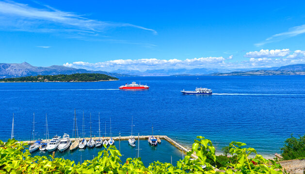 Mandraki Marina auf Korfu-Stadt am Fu&szlig;e der Alten Festung, Korfu (Griechenland)