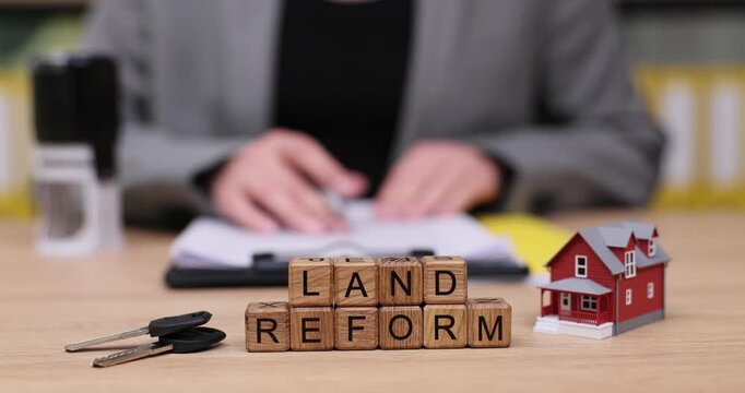 Exploring land reform through engaging discussions and creative models