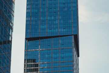 Obraz premium mirrored windows of the facade of an office building
