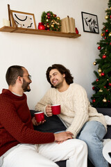 Obraz premium Joyful celebration of love between a couple at home during the festive season