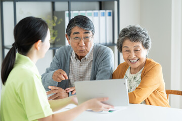 Fototapeta premium ケアマネジャーに相談するシニアの夫婦