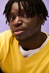 Obraz premium Trendy young man showcases unique style against a vibrant background