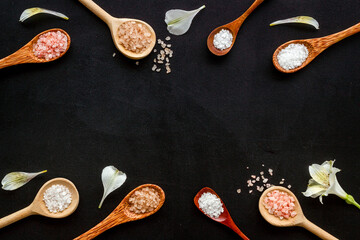 Plakat Beauty spa therapy cosmetics and wellness flat lay - sea salt in many spoons with flowers, top view