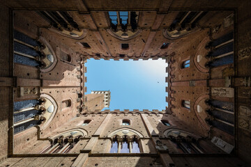 Obraz premium Wide angle view of Torre del Mangia at Palazzo Pubblico in Siena, Italy