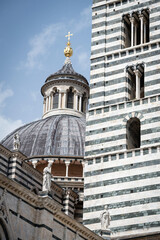 Obraz premium Marble statues on front of the 14th century Duomo di Siena, Italy. UNESCO World Heritage Site.