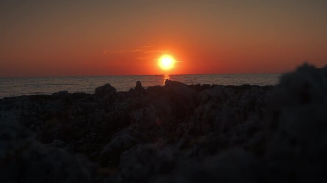 Sonnenuntergang &uuml;ber K&uuml;ste von Kroatien in der Adria