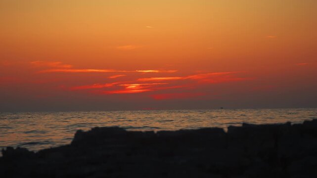 Sonnenuntergang &uuml;ber K&uuml;ste von Kroatien in der Adria