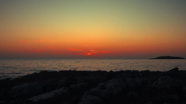 Sonnenuntergang &uuml;ber K&uuml;ste von Kroatien in der Adria