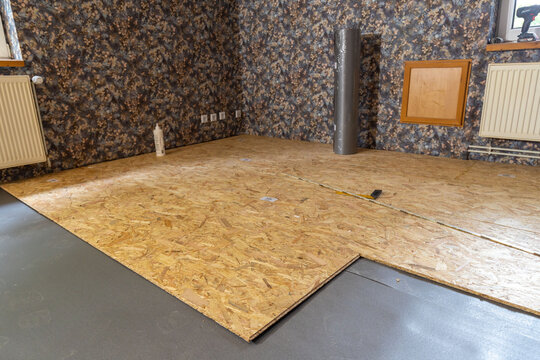 OSB Platten in einem Zimmer verlegen