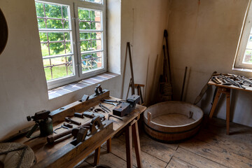 Altes Werkzeug in einer Werkstatt vor einem Fenster
