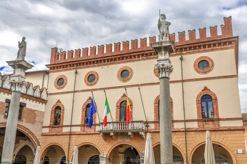 ravenna, italien - palazzo veneziano und säulen mit sankt apollinaris und sankt vitalis