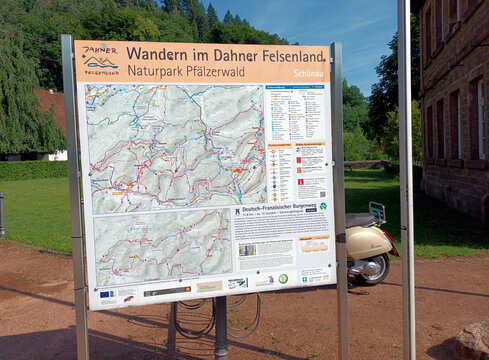 Hinweistafel vom Premium-Wanderweg Deutsch-Franz&ouml;sischer Burgenweg bei Sch&ouml;nau im Dahner Felsenland im Pf&auml;lzerwald im deutschen Bundesland Rheinland-Pfalz.