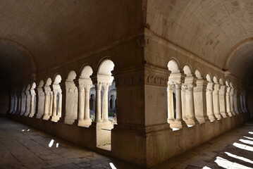 Cloître de l'abbaye de Sénanque dans le Vaucluse. France
