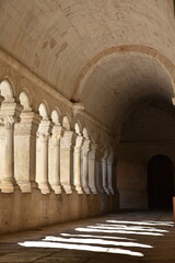 Fototapeta premium Cloître&nbsp;de&nbsp;l'abbaye de Sénanque dans le Vaucluse. France 