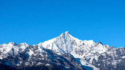 Obraz premium Snowy mountain peak under blue sky