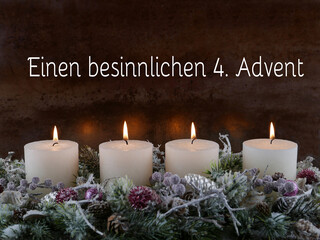 Adventsdekoration: Arrangement für den 
vierten Advent : Dekoration mit vier weißen Adventskerzen und Weihnachtsschmuck im Schnee. Vier Kerzen brennen zum 4.. Advent. 