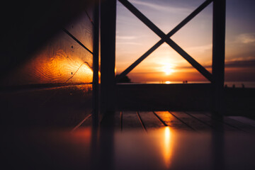 zachód słońca nad morzem z rozmytym tłem