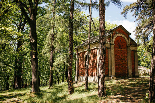 Kalwaria Piekarska w Piekarach Śląskich Kości&oacute;ł katolicki Parafia NMP i św. Bartłomieja Piekary Śląskie msza w kościele, kaplica kapliczka w lesie, pielgrzymka do Piekar Śląskich, Wzg&oacute;rze Kalwaryjskie