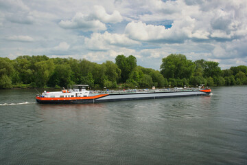 main-schifffahrt-bei-offenbach-am-main-binnenschiff-tanker