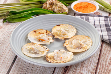 Grilled scallops with cream cheese