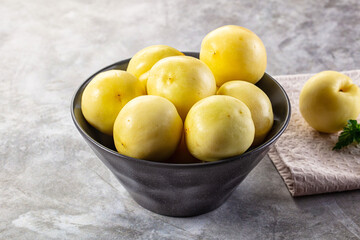 Yellow Uzbek nectarines in the bowl