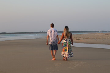 Couple Marchant Plage Main dans la Main Amour un soir d'été au couché de soleil en France
